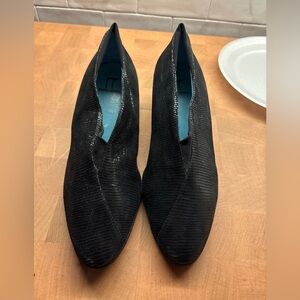 THIERRY RABOTIN Suede Squash/Kitten Heel Pumps Made in Italy  Sz 39  Never Worn